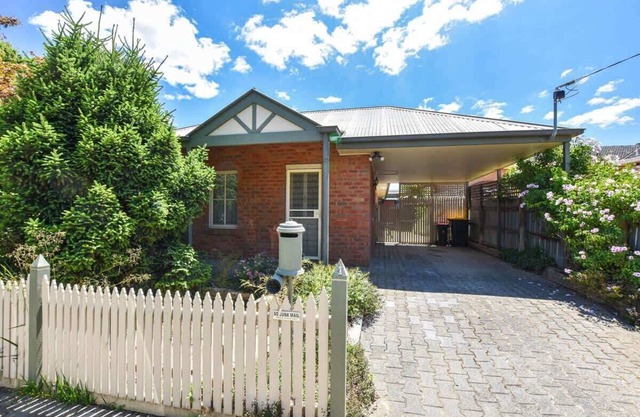 Karinya Cottage - Keep it simple, peaceful and centrally located.