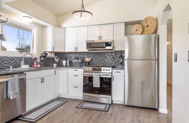 Karluk Oasis, Bright Luxury Condo, Near Downtown