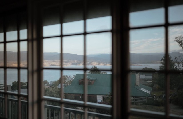 Karoonda Lodge located in Tyrolean Village and has spectacular views over Lake Jindabyne and the Sno