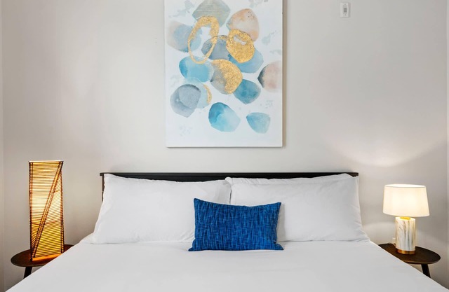 Kasa | Dallas | Charming 1BD/1BA Downtown Apartment