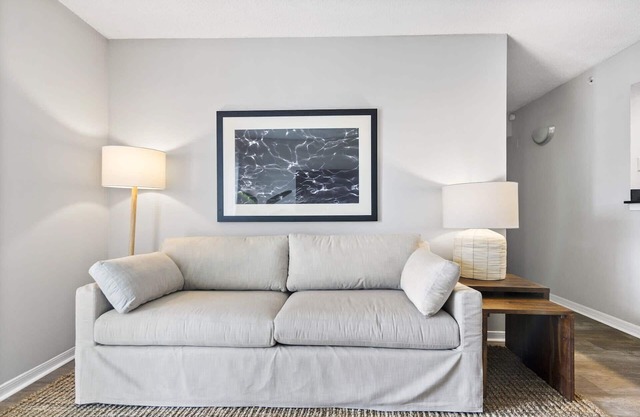 Kasa | Bright & Airy 2 BD + Free Parking | Delray Beach
