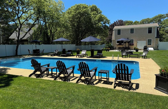 Katama-Bike to town and beaches with heated private pool and central air