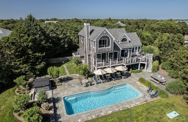 Katama Luxury-5 BR Home w/Pool, Hot Tub, FirePit & Bocce Court near South Beach