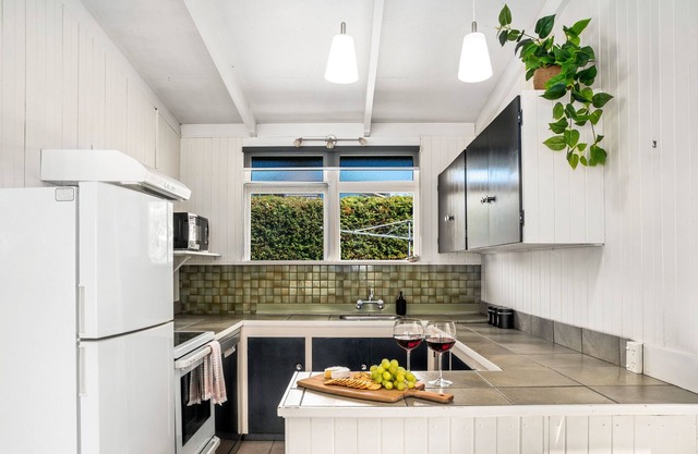 Katao View - Cosy home with lake & mountain views!