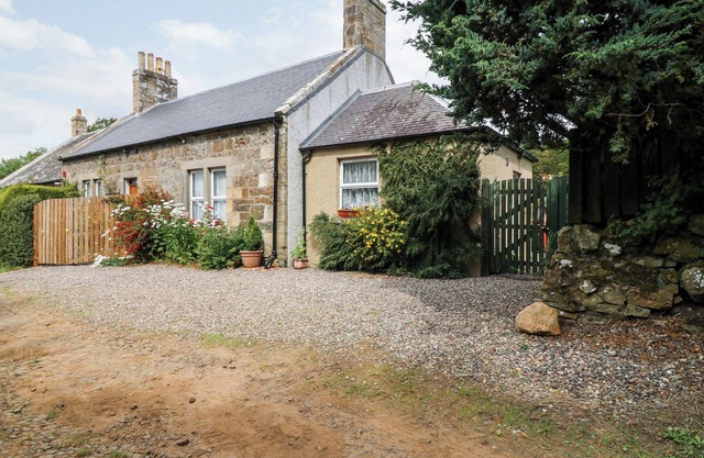 KATMOGET COTTAGE, romantic, country holiday cottage in Ceres