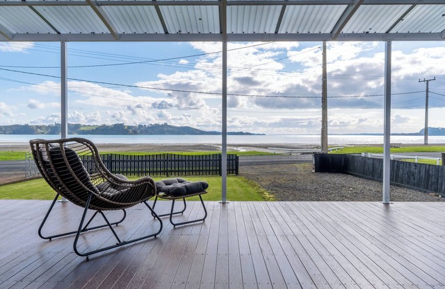 Kawakawa Bay Beach Bliss - Auckland Holiday Home