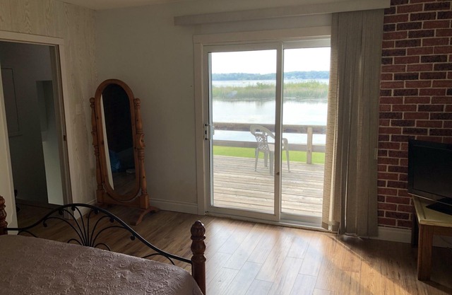 Kawartha Lake, Sturgeon Lakefront Cottage Sleeps 8+