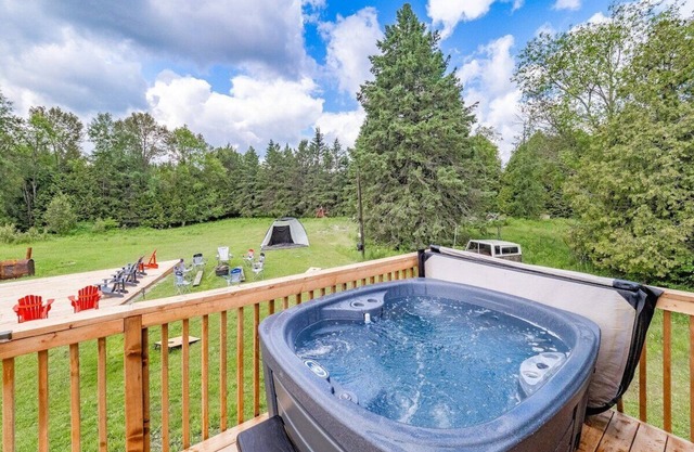 Kawartha Lakes Cozy Cottage Retreat *HOT TUB*