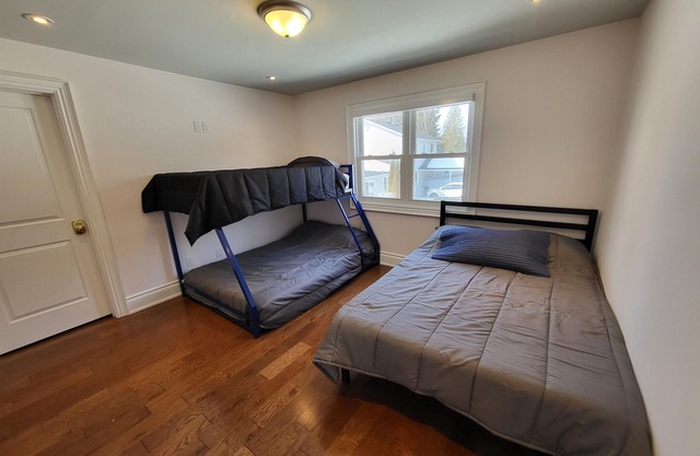 Kawartha Lakes Waterfront Cottage With Hot Tub!