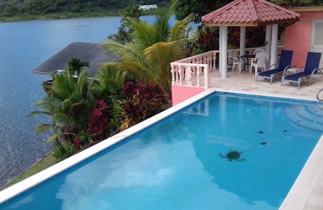 Kayak, Snorkel, Dive. Waterfront. 2BR 2BA with Pool and AC