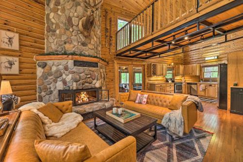 Kayaks and Fire Pit Lux Riverfront Lodge, Sleeps 20