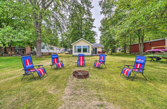 Kayaks & Grill: Pet-Friendly Mecosta Cottage!