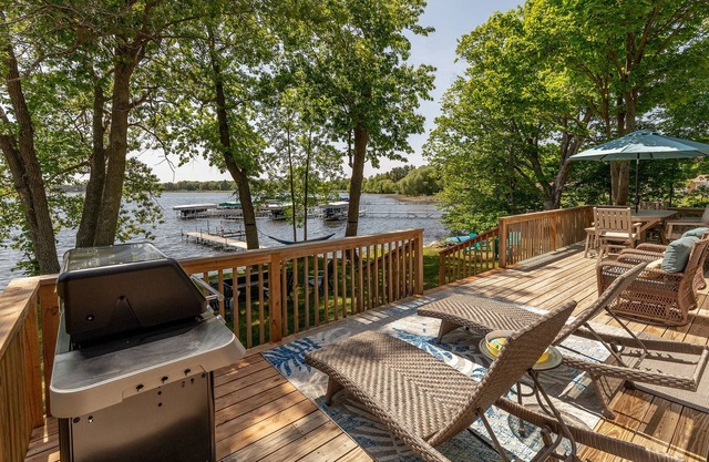Kayaks, Paddle Boat, Game room, Firepit & Much More- On Swimming Bay!