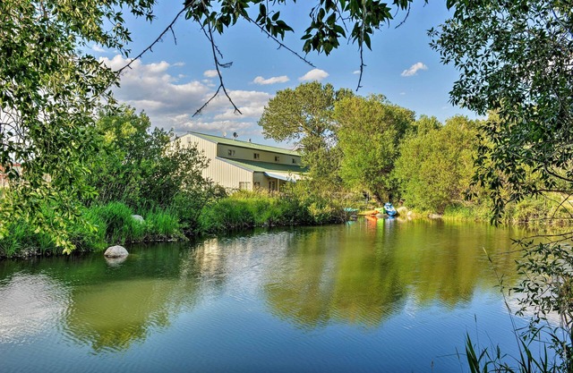 ¡NUEVO! Yellowstone River Cabin con kayaks, vistas al monte!