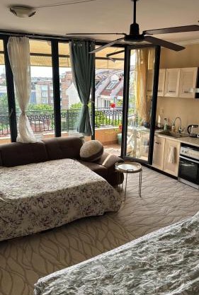 Kazanlak DOWNTOWN Central Apartment Guesthouse with Full Kitchen, Panoramic Views, Self Check-in & Free Parking, Best Value!
