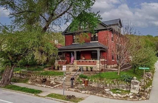 KC Blvd Heights: Spacious 7BR Home, Central Locale