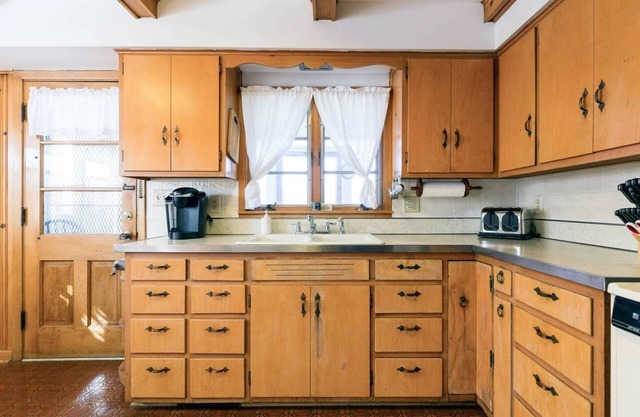 KC's Stadium B&B Chiefs/Royals, I-70, parking, pets, Whole house, fenced yard