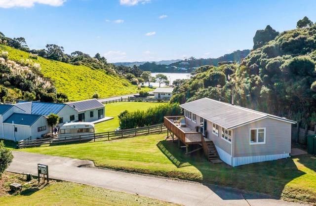 KEEPIN' IT COASTAL - TUTUKAKA HOLIDAY HOME, pet friendly in Tutukaka
