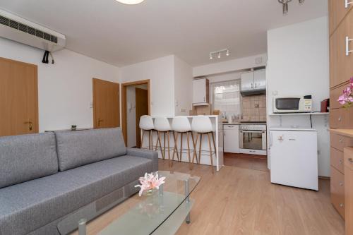 Keleti Train Station -Garay Square Apartment with balcony