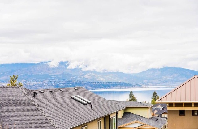 Kelowna Spacious 2 Bedroom House