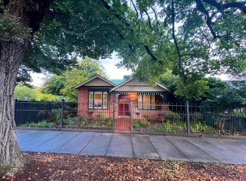 Kelpie Cottage, Luxe 1930s Stay in the Heart