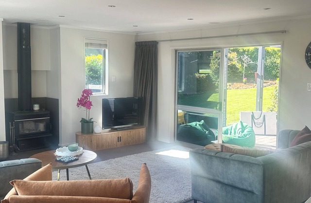 Kelvin Heights Chic Ski Haven Ski Remarks and Coronet Sun drenched