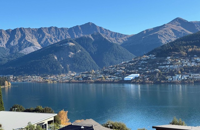 KELVIN HEIGHTS, QUEENSTOWN - vistas al lago, soleado