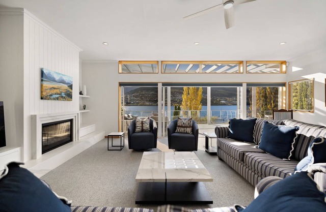 Kelvin Heights Retreat Lake Views BBQ Fireplace