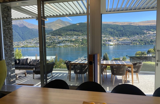 Kelvin Heights ultra modern luxurious house, exceptional lake and mountain views