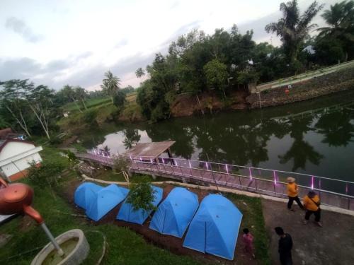 kemah tepi danau