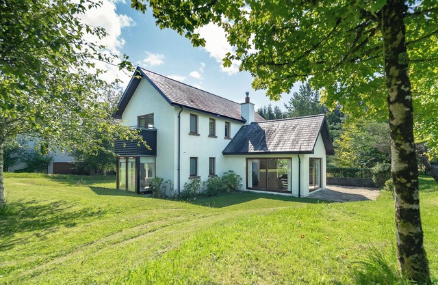Kenmare home sleeps 8 with use of hotel pool