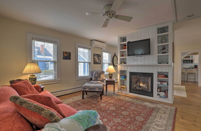Kennebunk Cottage w/ Yard < 1 Mi to Beach!