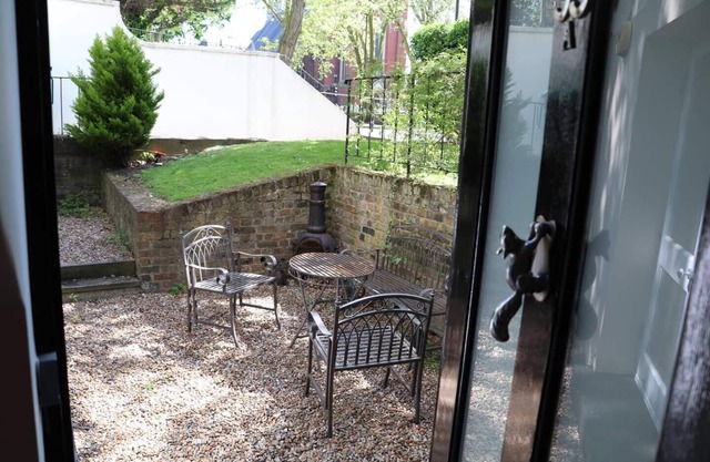 Kennington Oval 2-Bed Apartment in London