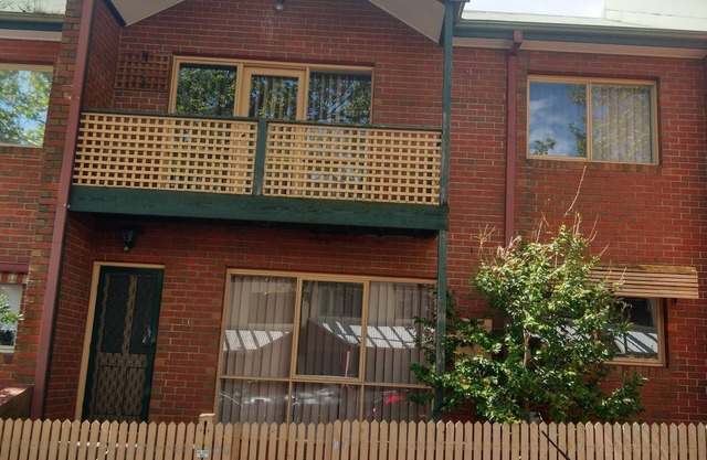 Kensington 3BR Townhouse 10min walk Flemington Racetrack & 15min MelbShowground