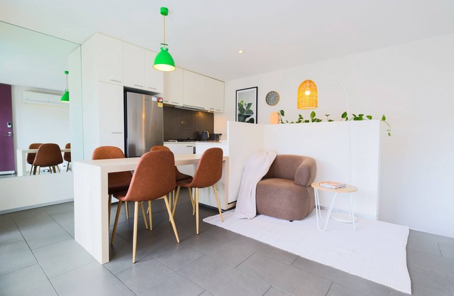 Kensington petite apartment w/direct street access