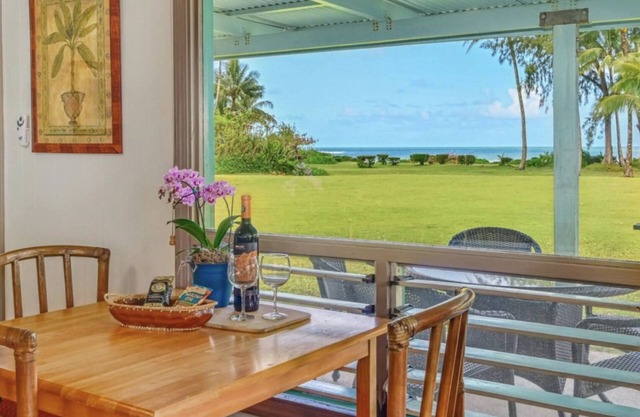 Keone, The Downstairs Beach House, solo césped y árboles entre usted y Hanalei Bay