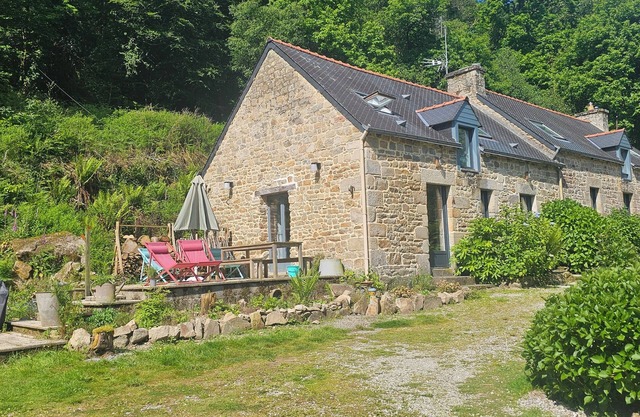 Ker Adèle: cosy longère in the heart of a wood