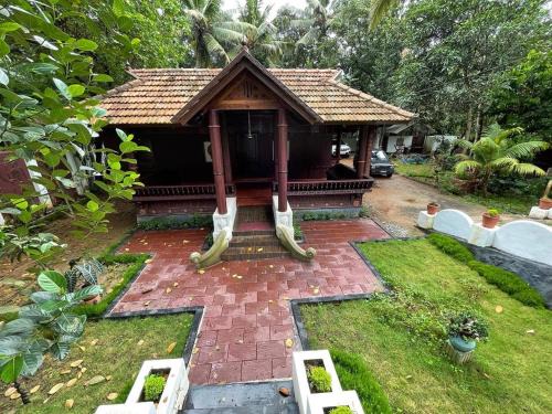 Kerala Heritage Home - Periya Veedu