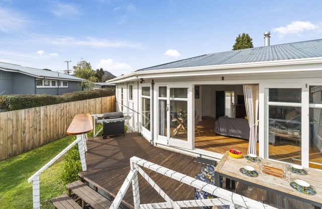 KERER? LODGE – TWO MILE BAY HOLIDAY HOME in Two Mile Bay