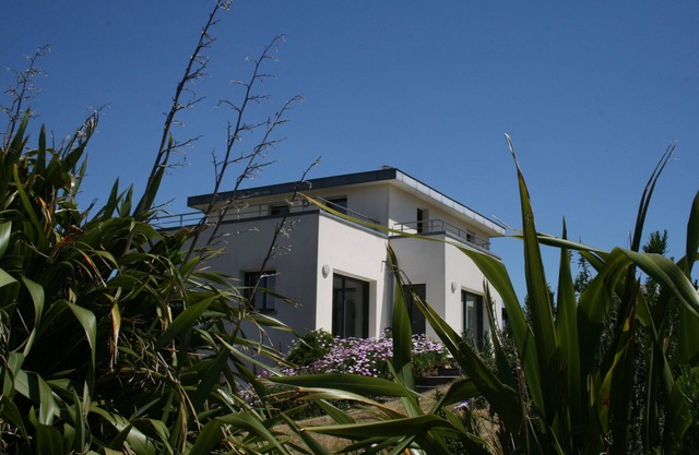 KerPoulhan - Large contemporary house with garden and sea view