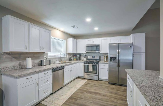 Kerry Ave: Luxury Modern!