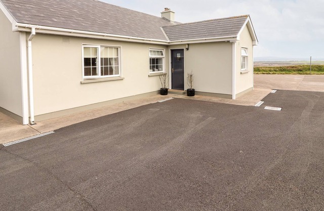 KERRY VIEW, family friendly, with a garden in Kilkee, County Clare
