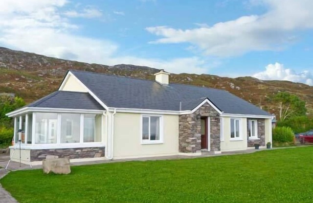 KERRY WAY COTTAGE, family friendly in Castlecove, County Kerry