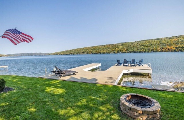 Keuka Waterfront 2-bedroom cottage with Wi-Fi and AC. Sleeps 6