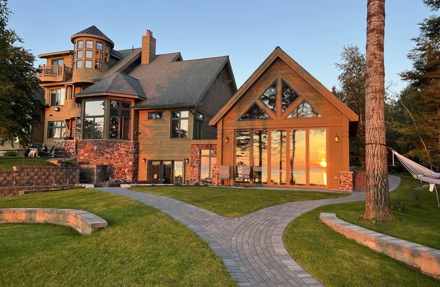 Keweenaw Castle Guest Wing: Lake Superior Luxury Sauna/Hot Tub/Massages.