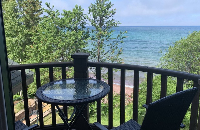 The Balcony Suite: Keweenaw Castle Resort en la orilla del lago Superior