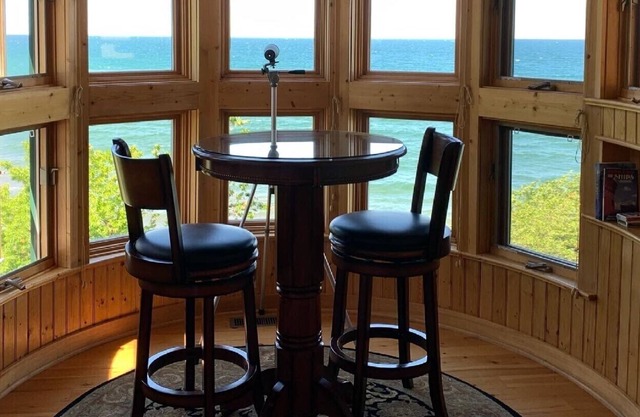 The Turret Suite: Keweenaw Castle Resort en la orilla del lago Superior