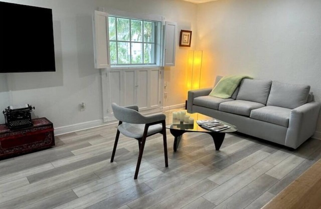 Key Biscayne 2 bedrooms sleeps 4 walk 2 beach shops