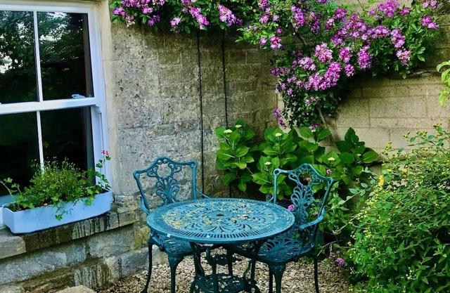 Cotswold Stone Cottage sleeps 6/8- gardens, pub walks, wood burner