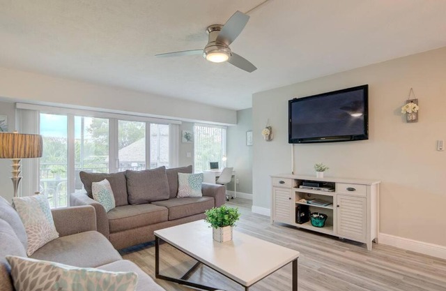 Key Largo 3bed 3bath ocean side,heated pools, bbq areas free Golf cart, bikes,canoes